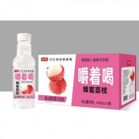 銓順嚼著喝蜜蜂荔枝復(fù)合果粒果汁飲料