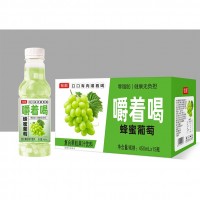 銓順嚼著喝蜜蜂葡萄復(fù)合果粒果汁飲料